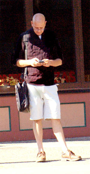 %_tempFileNameJolie%20Andritzakis_1020375_assignsubmission_onlinetext_Man%20and%20His%20Cell%20Phone%
